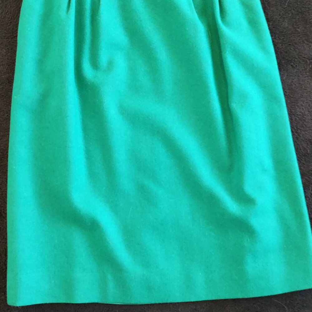 Petite Pendleton wool skirt. Size 6P. Waist 26 in. Length 22  1/2 in.
